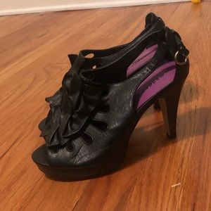 Black ruffle heel